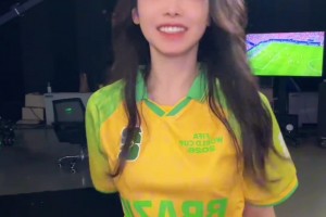 巴西3比0擊敗海地，美娜在演播室直接來(lái)了一段尬舞