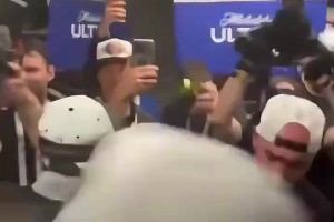 社恐犯了！唐斯：我們直播呢！OG：這玩意咋關(guān)??？