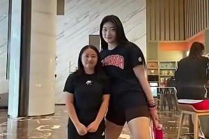 李夢有多魁梧？此前她和粉絲合影，身材幾乎是對方兩倍！
