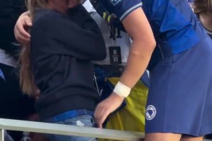 動容?！波黑不敵美國無緣晉級，40歲哲科賽后安慰哭泣的女兒