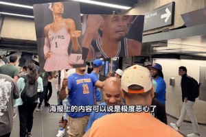 殺入又誅心！尼克斯球迷手舉惡搞文班海報參加奪冠游行