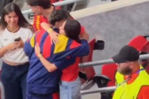秀恩愛！西班牙大勝沙特賽后，亞馬爾和女友在看臺親親