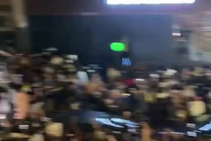 尼克斯奪冠后，在紐約的球迷集體在街頭高喊：“法克文班”！