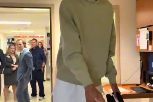 文班與尚帕尼來到了社區(qū)看望社區(qū)的孩子們！