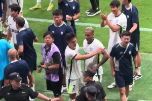 口吐芬芳！實(shí)拍：武漢三鎮(zhèn)跟隊(duì)攝影師疑似與工體國安球迷發(fā)生口角