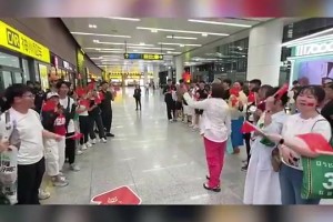 備戰(zhàn)世亞預！中國男籃今晚抵達沈陽，在機場受到球迷熱烈歡迎！