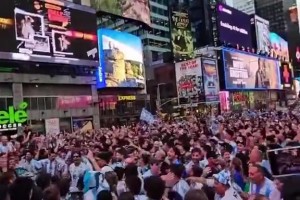 藍(lán)白軍團(tuán)“攻陷”紐約！阿根廷球迷時(shí)代廣場狂歡，這氛圍感絕了！