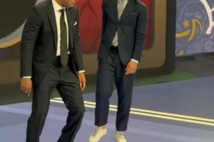松弛感拉滿！亨利和伊布在演播間秀球感引歡呼