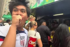 馬奎爾雖然沒去世界杯，但他跑到紐約去賣專輯卡包了 ~