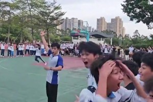 牛X?。≈袑W班賽驚現(xiàn)后場超超超遠三分絕殺！這球能吹一輩子！