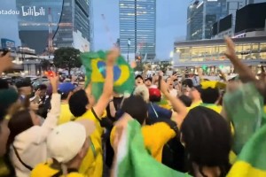 巴西球迷“占領(lǐng)”東京在街頭歡快慶祝，日本球迷甚至也加入其中
