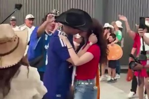 玩得真花！日本球迷在墨西哥和當(dāng)?shù)孛米佑钟H又抱，又扭又跳