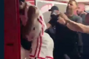 慢鏡回看納恩與對(duì)手沖突，被人一拳直取下巴！