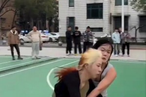 你為什么打籃球？當(dāng)然是為了開心！女生打籃球也可以很厲害！