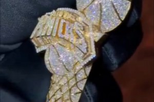 壕！尼克斯球員獲贈定制鑲鉆冠軍項(xiàng)鏈，隊(duì)標(biāo)和獎杯完美結(jié)合！