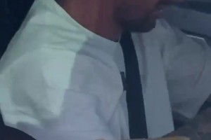 球迷將球衣扔給梅西，梅西卻微笑撿起球衣簽上名字，然后遞了回去