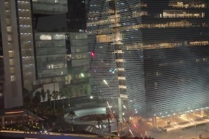 這距離也太近了！墨西哥球迷緊貼英格蘭酒店房間玻璃放煙花