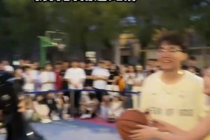當(dāng)我教女孩打籃球時，她對象來了.....