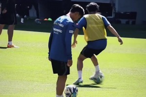 日本球員“零距離顛球” ，這球感真是下了苦功夫練出來的
