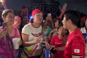 墨西哥女球迷用香吻安慰輸球后的韓國(guó)男球迷