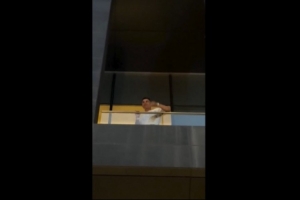 C羅陽(yáng)臺(tái)向粉絲揮手，眾多粉絲熱烈歡呼