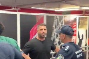 揮拳相向！納恩在希臘聯(lián)賽與對手發(fā)生沖突，被對方一拳打臉