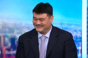 姚明稱(chēng)中國(guó)籃球與足球并駕齊驅(qū)，眾多年輕人夢(mèng)想成為像楊瀚森那樣的NBA球員