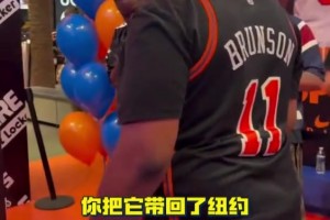 太動情了～當尼克斯球迷看到總冠軍獎杯時激動壞了”