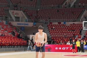 中國(guó)男籃迎戰(zhàn)日本男籃一役即將上演！楊瀚森賽前展開(kāi)熱身