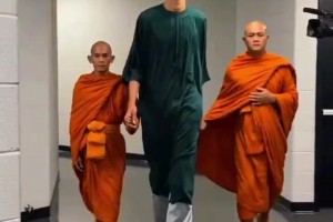真少林武僧？國外球迷用AI惡搞：文班在兩位僧人護(hù)送下入場(chǎng)