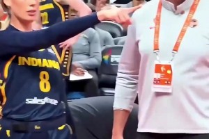 最優(yōu)雅的攻擊！梗圖女王索菲·坎寧安僅僅一指 對(duì)手全部破防