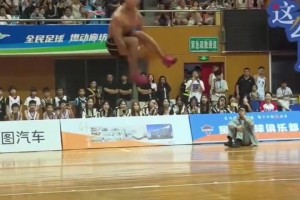 男生起跳扣籃一氣呵成，全場(chǎng)都沸騰了??！高手在民間！