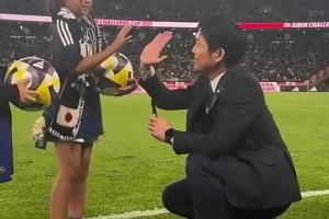 去年率領(lǐng)日本隊歷史首勝巴西，森保一賽后給小球迷簽名合影