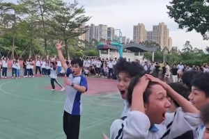 簡(jiǎn)直炸裂！中學(xué)班賽驚現(xiàn)后場(chǎng)超遠(yuǎn)神仙三分絕殺！這球能吹一輩子！
