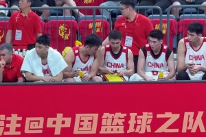趙繼偉不閑著 休息時間拿板跟王俊杰講解 助其融入球隊