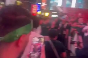 不和諧！賽前阿根廷球迷和阿爾及利亞球迷在時(shí)代廣場(chǎng)發(fā)生沖突