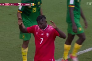 進球本該狂歡！2022年世界杯，恩博洛攻破出生國喀麥隆隊拒絕慶祝