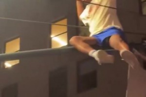 好家伙，不怕摔死??！尼克斯奪冠后，一球迷爬上電燈桿子上慶祝