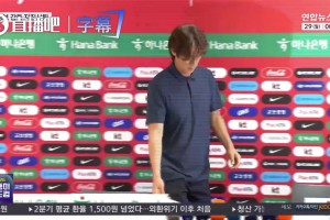 主帥洪明甫辭職過程被批太敷衍，照著一份A4紙讀稿！