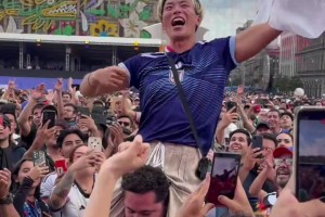 跨國界的純粹快樂！日本戰(zhàn)平荷蘭，一日本球迷在人群中被高舉慶祝
