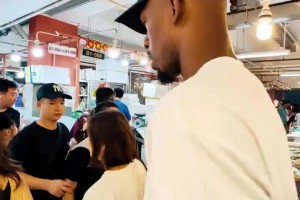 入鄉(xiāng)隨俗！巴特勒逛菜市場品嘗中國美食