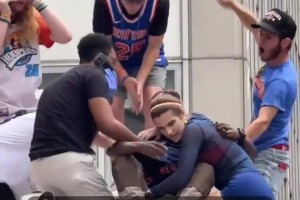 尼克斯隊(duì)球迷在勝利游行中昏倒，被救醒后竟試圖親吻救了他的女子