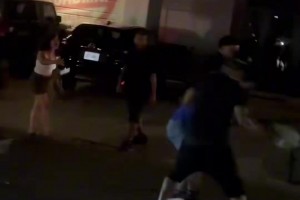 臥槽，一尼克斯球迷在街頭遭幾名刺蜜圍毆，球衣還被搶走了