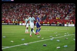 FIFA將對克羅地亞球迷扔瓶子事件進行調(diào)查，或?qū)肆_地亞足協(xié)進行處罰