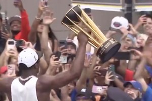 湖人舊將！杰米森也參加了尼克斯的冠軍游行，手持NBA杯冠軍杯