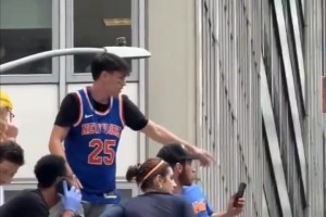 尼克斯奪冠慶典離譜一幕！美女救醒一球迷 卻遭對方強行索吻