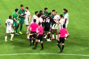 情緒激動(dòng)！實(shí)拍：北京國安vs武漢三鎮(zhèn)賽后，雙方疑似發(fā)生小摩擦