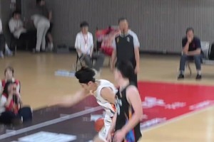 原地背扣隔扣兩人?。。∵@是大學生能打出來的操作嗎？