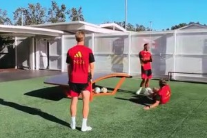 玩桌上足球也勝負(fù)欲拉滿的德布勞內(nèi)！比利時日常訓(xùn)練！