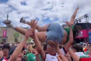 女球迷被一群男球迷拋向空中，結果把人妹子砸到一人頭上